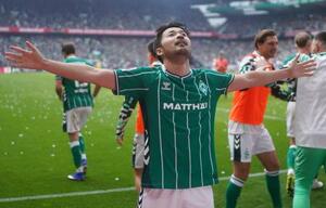 　先制点をアシストしたブレーメンの菅原由勢＝１８日、ブレーメン（ゲッティ＝共同）