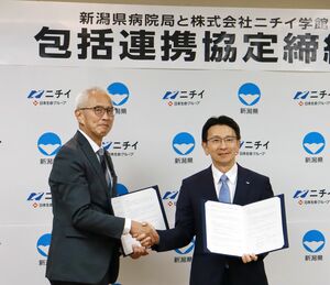 包括連携協定を締結した県病院局の金井健一局長(左)とニチイ学館の中川創太社長=22日、県庁
