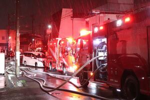 建物を焼いた火災現場＝２１日午後５時半過ぎ、新潟市中央区日の出２