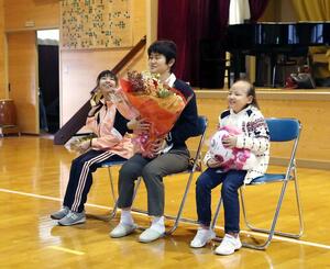 新潟盲学校で記念撮影する石浦智美(中央)と渡邉柚来さん(右)ら=2021年10月、新潟市中央区