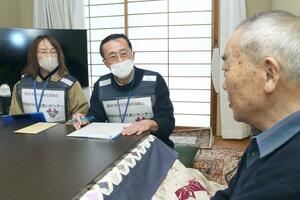 能登半島地震の被災者宅を訪問する新潟市ささえあいセンターの連絡員＝新潟市西区