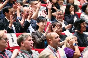 「手話のまち 東京国際ろう芸術祭」のオープニングセレモニーで、手話を使い拍手される佳子さま=6日夜、東京都杉並区(代表撮影)