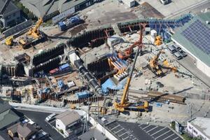 埼玉県八潮市で県道が陥没しトラックが転落した現場周辺で続く復旧作業=7月