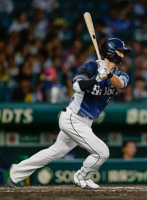 　４回西武１死二、三塁、西川が右前に適時打を放つ＝甲子園