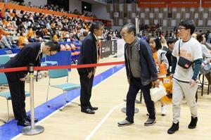 最終戦後に観客を見送る川上明前社長(左)と糸満盛人新社長(左から2人目)ら=4月21日、アオーレ長岡