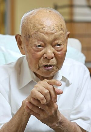 時折、目に涙を浮かべながらシベリア抑留について語る小潟辰雄さん=長岡市