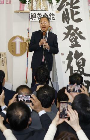 石川県知事選で初当選を決め、あいさつする山野之義氏=9日未明、金沢市