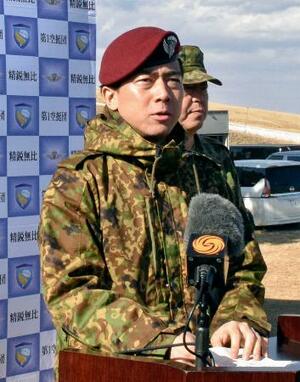 陸上自衛隊第1空挺団の訓練を視察後、記者団の取材に応じる小泉防衛相=11日午後、千葉県の陸上自衛隊習志野演習場