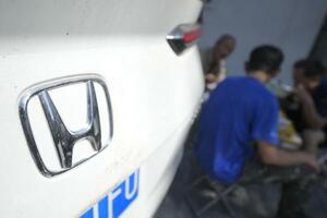 　北京市内に止められた車両に付けられているホンダのロゴマーク＝９月