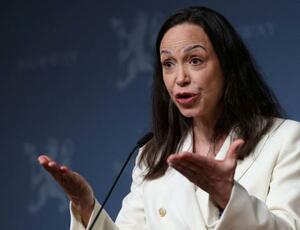 ノルウェー・オスロで記者会見するマリア・コリナ・マチャド氏=11日(ロイター=共同)