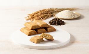 佐渡番茶の豊かな香りや甘み、米粉のもっちり感が特徴の「佐渡番茶米粉フィナンシェ」(サンフロンティア佐渡提供)