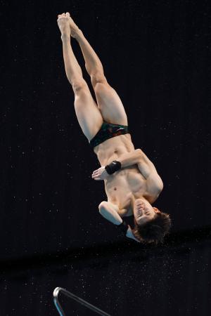 　男子高飛び込み決勝　優勝した玉井陸斗の演技＝東京アクアティクスセンター