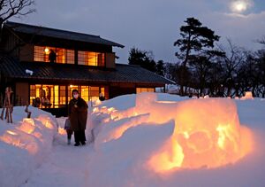 雪灯籠で彩られた小林古径邸と庭園=上越市本城町