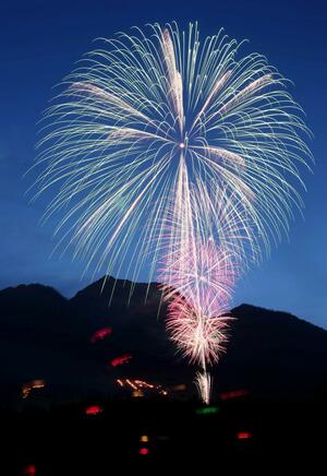 妙高山麓に火文字が浮かび、花火が夜空を彩った艸原祭=11日、妙高市