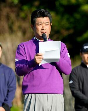 　尾崎将司さんの追悼セレモニーで思い出を語る池田勇太＝８日午前、三重県東建多度ＣＣ名古屋