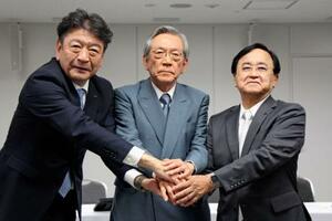 撮影に応じる東京電力ホールディングス次期会長の横尾敬介氏(中央)ら=2日午後、東京都千代田区