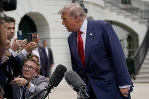 　８日、米ワシントンのホワイトハウスで、記者団に話すトランプ大統領（ＡＰ＝共同）