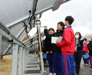 太陽光パネルの角度を変える体験をする生徒=長岡市寿3