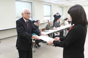 新潟県の担当者に要望書を手渡す「優生保護法を考える新潟の会」の室橋春季代表代行(左)=1月10日、新潟県庁