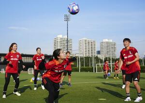 パリ五輪に向けた合宿を開始し、汗を流す長谷川(手前)ら=千葉市内