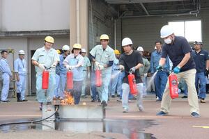 各事業所の職員らが災害対応力を高めた消防研究会=柏崎市三和町
