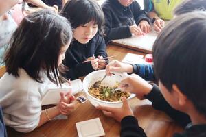 きりざいの食材を選んで混ぜる児童生徒ら=南魚沼市小栗山