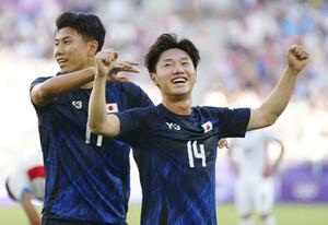 日本-パラグアイ 前半、先制ゴールを決め、喜ぶ三戸(右)=ボルドー(共同)