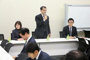 　自民党有志の会合であいさつする、超党派国会議員連盟会長の柴山昌彦元文科相。右は事務局長の井出庸生衆院議員＝２３日、国会