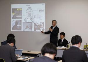 再稼働直後に発生した女川原発2号機の機器のトラブルについて、記者の質問に答える東北電力の担当者=11日午後、仙台市