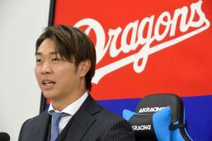 契約を更改し、記者会見する中日・高橋宏=12日、ナゴヤ球場