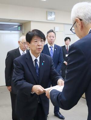 県病院局の金井健一局長（右）に要望書を手渡す阿賀町の神田一秋町長＝２９日、県庁