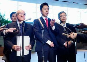 取材に応じる(手前左から)自民党の鈴木幹事長、日本維新の会の吉村代表ら=1日午後、首相官邸