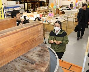 恒例の「慈善釜」に募金を入れる市民=11月22日、長岡市寺島町