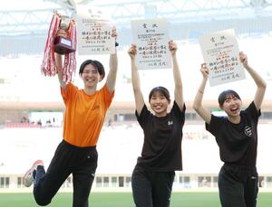 女子100メートル障害で表彰台を独占した十日町勢。左から優勝した池来実、2位山賀凪、3位髙橋那奈依=デンカビッグスワン
