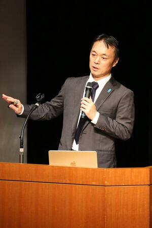 講演で拉致問題の早期解決へ協力を訴える田口八重子さんの長男飯塚耕一郎さん=9月、東京都足立区