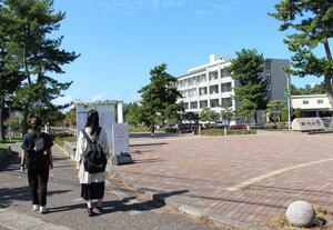 学生が行き交う新潟大学の五十嵐キャンパス。衆院選では若者の動向も注目される=新潟市西区