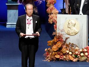 ノーベル賞授賞式で、化学賞のメダルと賞状を授与された北川進・京都大特別教授=10日、ストックホルムのコンサートホール(共同)