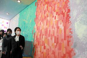 高校生が壁画を描いたみんなの寄り道BASE=妙高市の新井駅