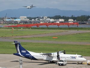 トキエアが使用する2機のプロペラ機=新潟市東区