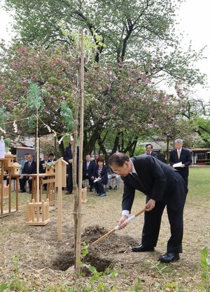 春の庭百景めぐりの10年を記念し行われた植樹=村上市三之町の藤基神社