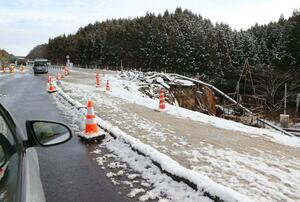 能登半島地震で各地で道路が崩落した「のと里山海道」=2月6日、石川県穴水町