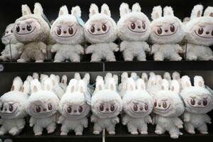 　ポップマートの店舗に並ぶ「ラブブ」のぬいぐるみ＝２０２５年５月、北京（共同）