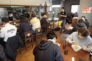 平日の昼過ぎ、店内で待ちが出るほどにぎわう「限界を超えろ新潟」＝２０２５年１２月、新潟市東区河渡本町
