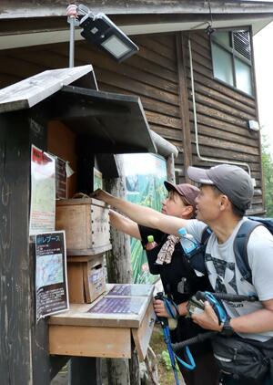 妙高山の燕温泉登山口で入域料を納める登山者=妙高市関山