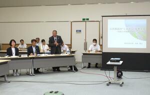 公共施設の再編方針について、井崎規之副市長(左から3人目)が理解を求めた意見交換会=新潟市南区役所