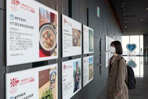新潟の魅力が並ぶ写真パネル展=3月25日、新潟市中央区の新潟日報メディアシップ
