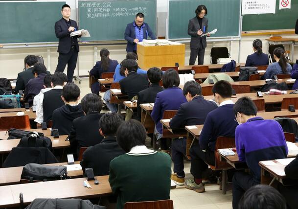 大学入学共通テストの会場。試験監督者による注意事項の説明を受け、試験開始を待つ受験生＝１７日、長岡技術科学大学