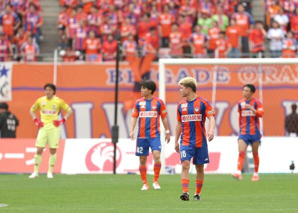 サッカーＪ１　新潟－京都　京都に逆転を許し１－２。肩を落とす新潟の選手たち＝デンカビッグスワン