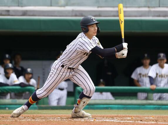 北信越高校野球決勝 都市大塩尻-帝京長岡 無死一、三塁で小林が先制の右前適時打を放ち1-0=富山市民球場