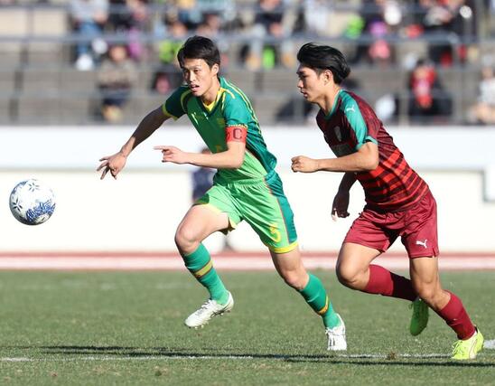 尚志―帝京長岡　後半、競り合う帝京長岡のＤＦ西馬礼（左）＝浦和駒場スタジアム